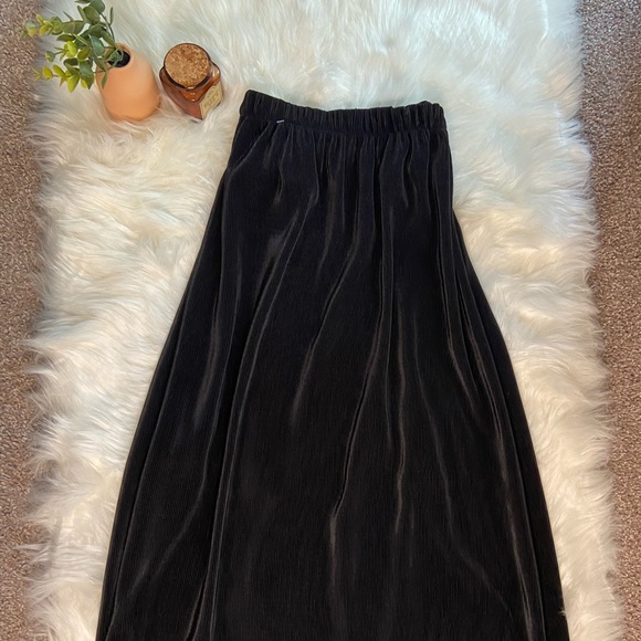Edgy Pleated Maxi Skirt - Picture 2 of 6